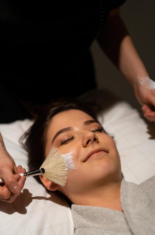 Runo Hotel Porvoo Exterior foto A woman receiving a facial
